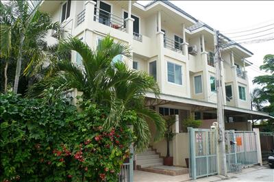 Central Pattaya 3 Storey Semi Detached Townhouse for Sale