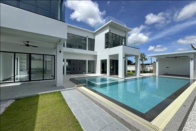 Ost-Pattaya: Neue, moderne Designer-Luxus-Poolvilla zu verkaufen